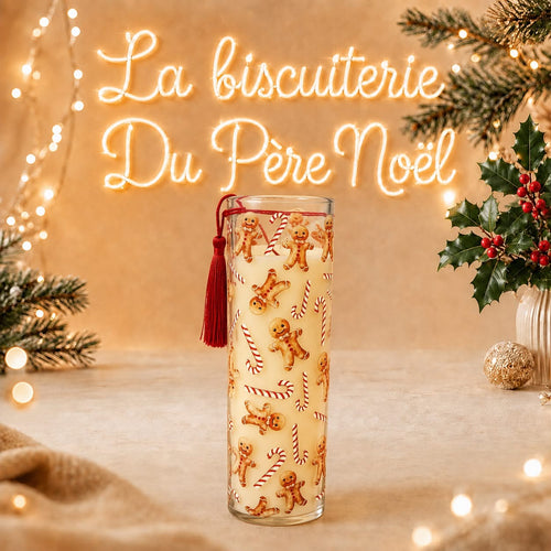 Bougie en verre décorée de bonshommes de pain d'épices avec pompon rouge