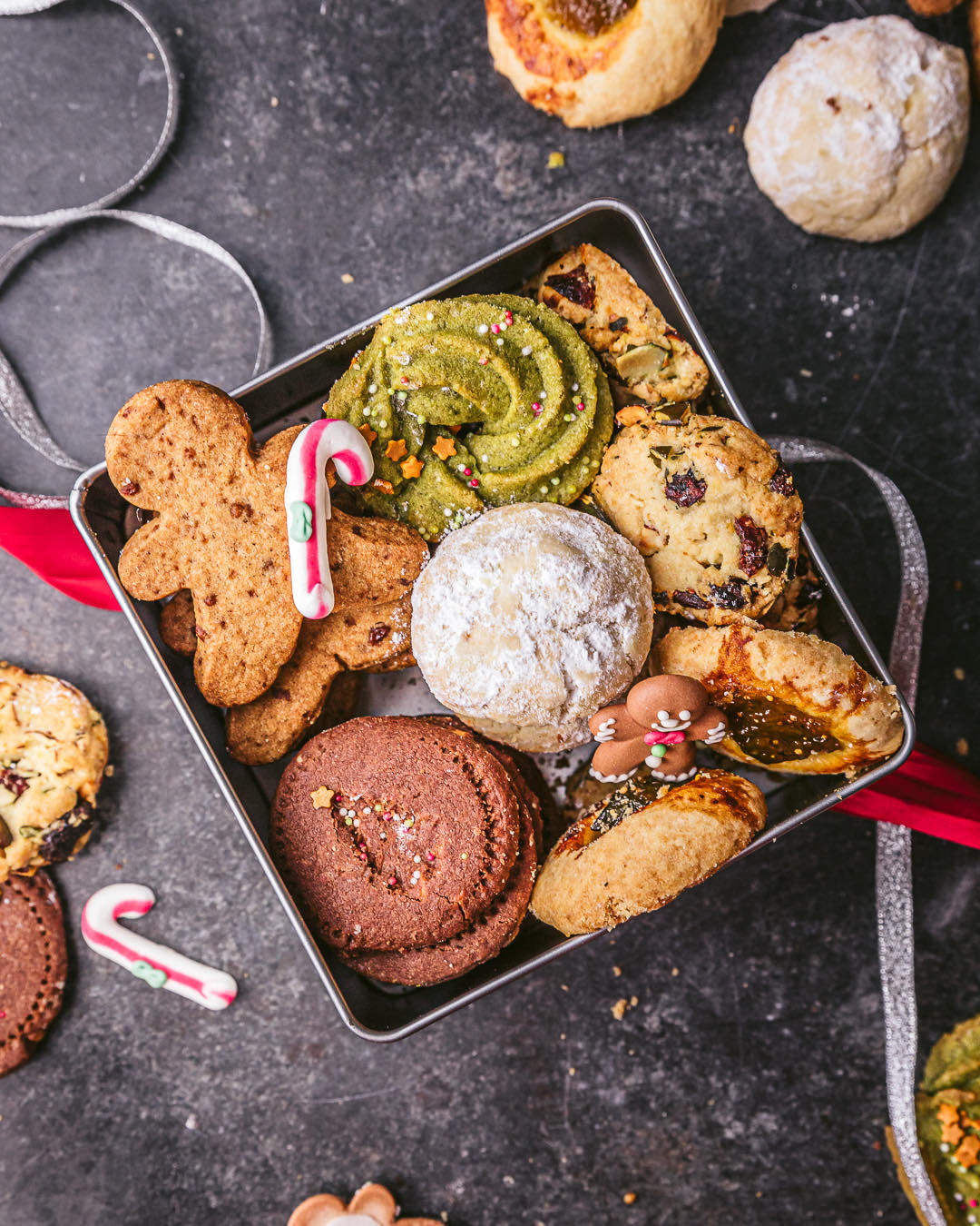 Assortiment de biscuits, chocolats et confiseries artisanales de Noël